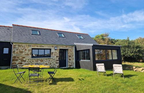 Charming Breton Holiday Home Right by the sea - Photo 1