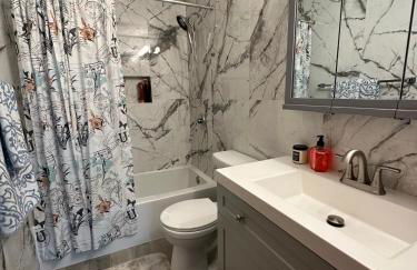 Pocono Hideout Family Home with Hot Tub Deck Sunroom Pool Big Bass Lake Larsen Lake Gouldsboro Clifton Township - Foto 49