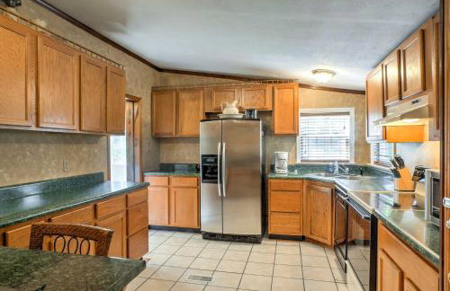 Ooltewah Cabin with Grill, Pool Table and Porch! - Foto 11