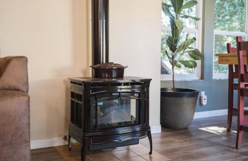 Lavender & Vine - Downtown Retreat with Hot Tub and Fire Pit! - Foto 5