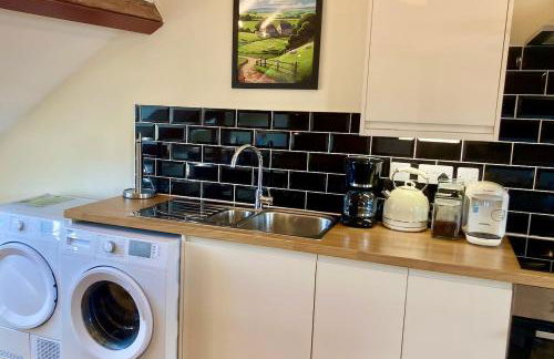 Windows over Stroud - 2BR Penthouse in Historic Building - Foto 8