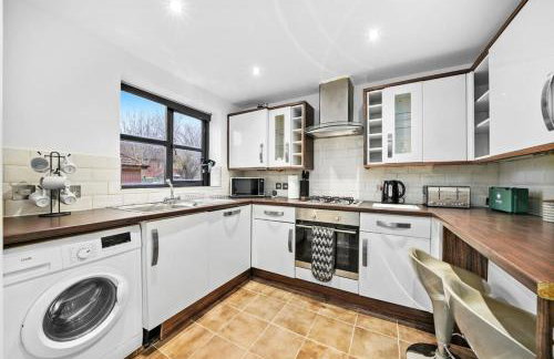 Luxury House with Pool Table, Sky TV, Netflix, Fast Wifi, Garden & Free Parking by Yoko Property - Photo 17