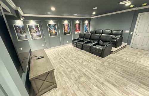 BRAND NEW! Lakefront 9BR Pool Hot Tub Outdoor Kitchen BBQ Theater 2 miles Disney - Foto 17