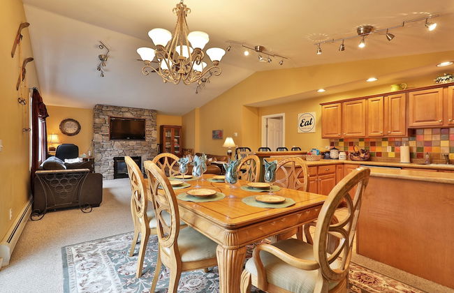 The Tanglewood Lodge: Amazing Ski Home For Groups. Hot Tub. Close To Killington Resort! 4 Bedroom Home - Photo 1