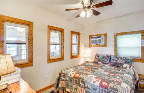 Deck with Covered Dock! Lakefront Ozark Cottage - Foto 12