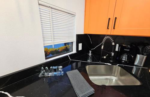 Comfy Tiny Home WP Large Private Deck Queen bed - Foto 34