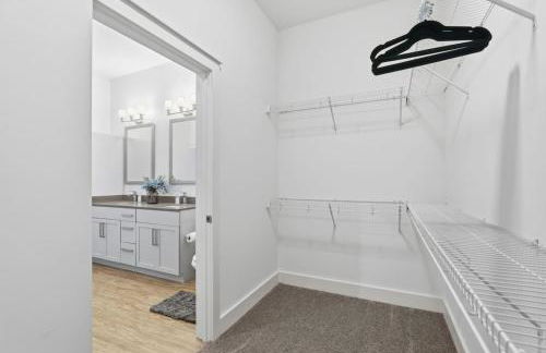 Skyline Retreat - Free Parking, Pool, Balcony - Foto 35