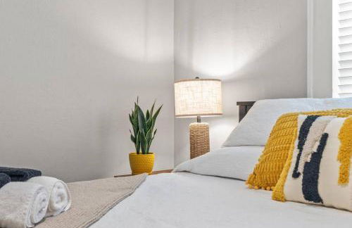 BeeKeeper's Inn - Beautifully Renovated 1929 Bungalow with 2 Bedrooms on Brick Street near Tampa's Attractions - Foto 28