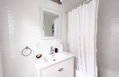 Cheerful & Modern Home w/ a Walkout Deck Area - Foto 19