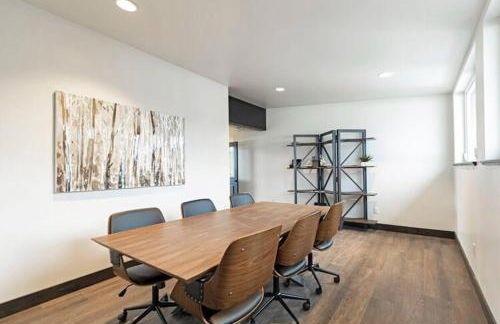 LUX Modern Chalet, Pool & Hot Tub, 10 Mins to the Mountain & Incredible Views - Photo 28