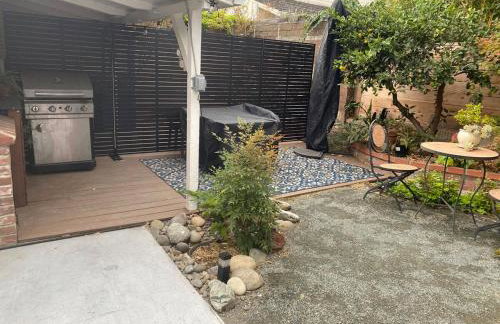 Cozy Sunfilled House with Deck Patio Garden - Foto 29