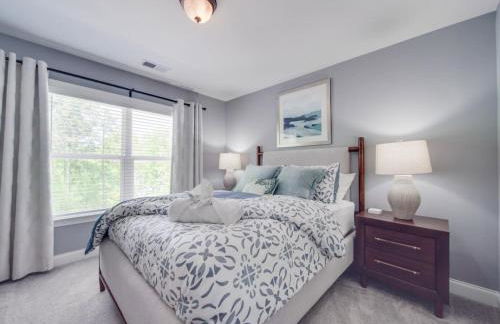 5BR Farmhouse Lake Retreat Pool Hot Tub Theater - Foto 21