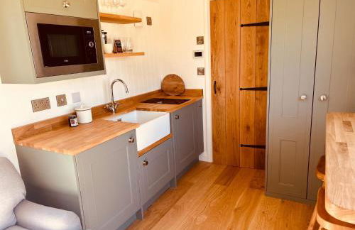 Luxury Shepherds Hut near Glamorgan Coast - Photo 11