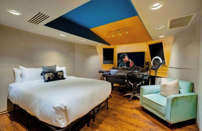 Carolwood - Modern Tuscan Villa With Rolling Lawns and Loggia in Holmby Hills - Photo 8