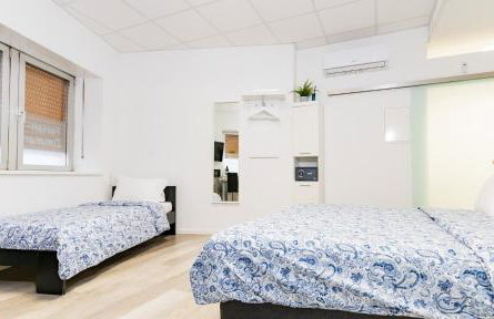 Private room #2 with King size & Single, ground floor, AC, 2min to RAB - Foto 1