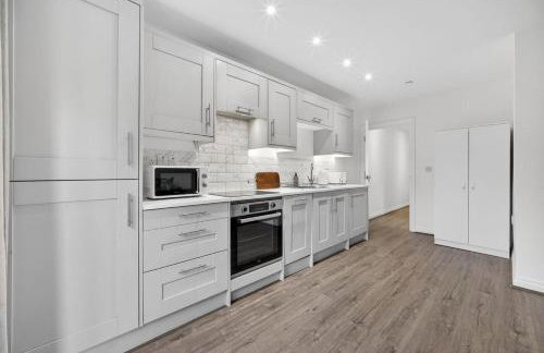 City Centre 2BR Apt with Balcony Access and Free Parking - Foto 5