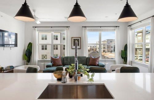 Elevated Contemporary 2BR 2BA with Balcony - Foto 5