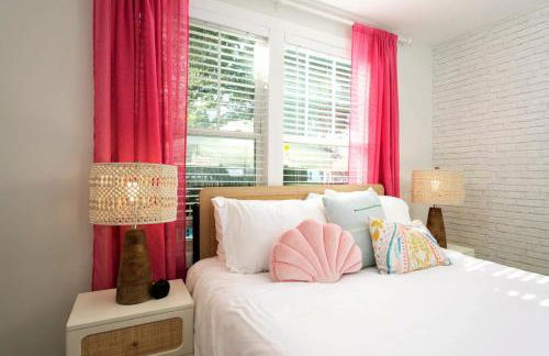 Downtown Retreat, 5BR Game Room & Pet Friendly - Photo 6