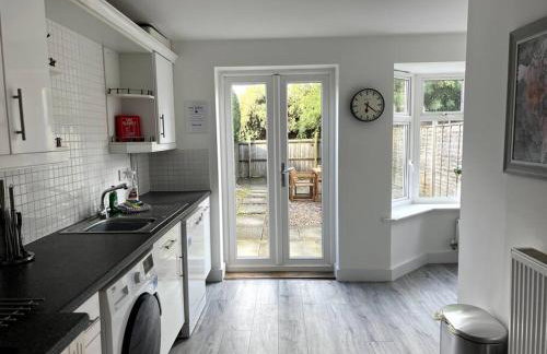 Spacious 5 Bedroom House Sleeps 9 with Parking - Foto 10