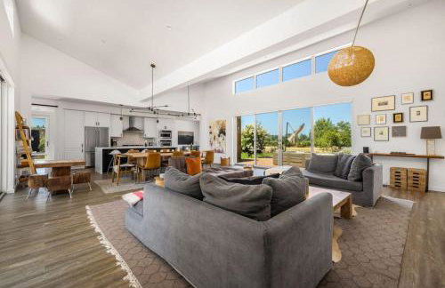 Year-Round Heated Pool - Hot Tub - Fire Pit - Lawn - Foto 18