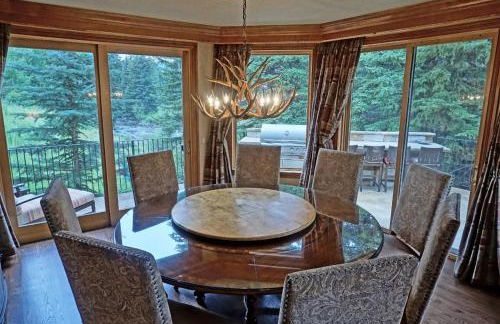 Outdoor Private Hot Tub, In Home Movie Theater, Luxurious Creekside Home - Photo 13