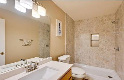 Modern 2BR Stay with Large Parking Pet Friendly - Foto 16