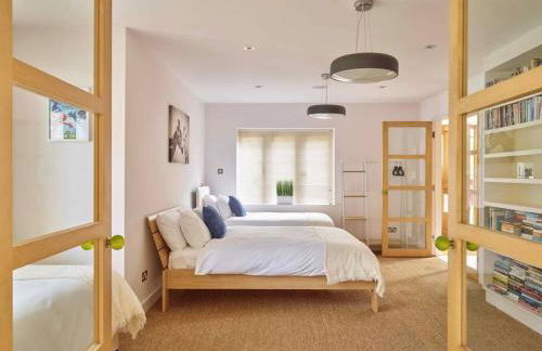 Cheltenham's Most Luxurious House - Beautiful Hot Tub & Indoor Pool - Photo 11