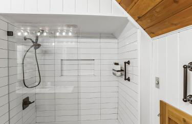 Italy Inspired Lakeview Chalet with Hot Tub - Foto 18