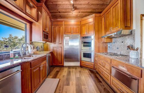 Stunning Lakefront Home with 2 Patios, Chef's Kitchen, & Lake Access - Foto 12