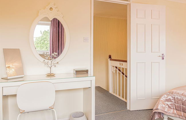 Central 2 Bed House w/ Garden and Free Parking! - Photo 17