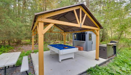 Explore the Poconos! Cozy Creekside Cabin with Patio - Foto 2