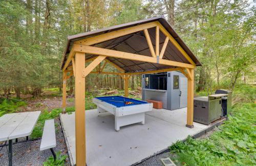 Explore the Poconos! Cozy Creekside Cabin with Patio - Foto 2