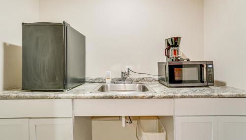 5 Mi to Pine Knob Pet-Friendly Studio Retreat - Photo 2