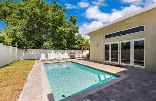 Home with pool by Dream Vacation - Foto 45