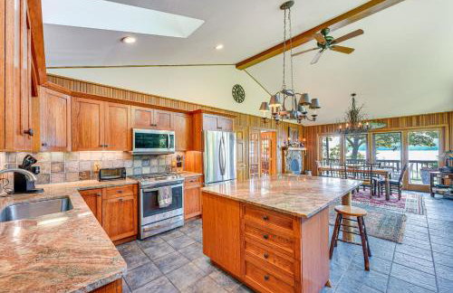 Waterfront Lake George Lodge with Boat Dock and Deck! - Foto 10