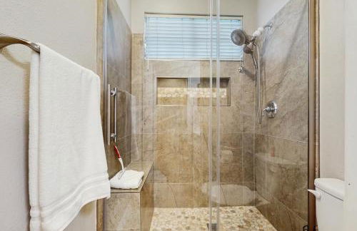 Pool and Outdoor Bar! Spacious Getaway in Sachse - Foto 23