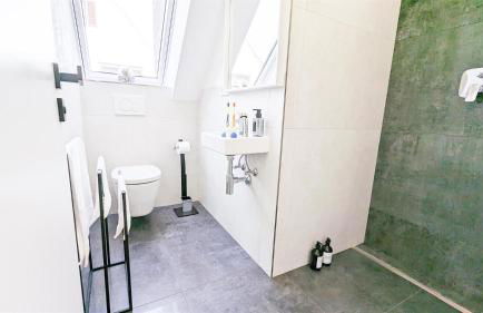 ALFA Stuttgart Doppelzimmer Teeküche Porsche Bosch l Gemeinschaftsbad WIFI SmartTV l Double room with kitchenette and shared bathroom BS21A9 - Foto 8