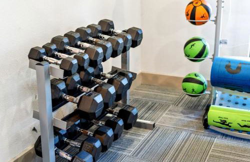 Upscale City Apartment with Pool , Fitness Center - Foto 3