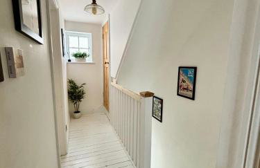 Stunning 3 bedroom & 2 bathroom cottage with patio - Foto 19