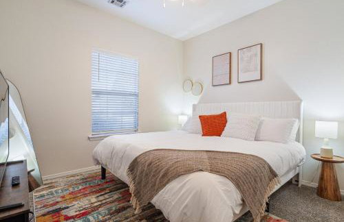 Spacious 6 bed Bentonville House, Sleeps 12, Smart TVs, Wi-Fi - Foto 14