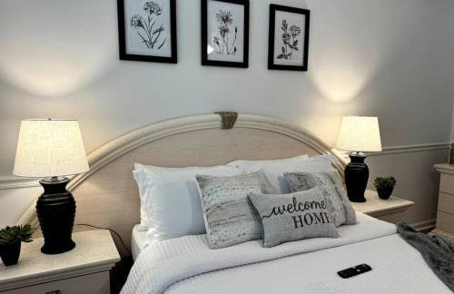 Bright Spacious Renovated Home Master on Main - Foto 24