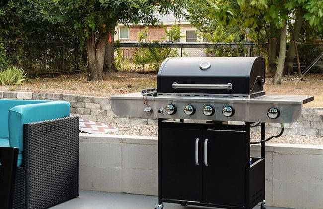 Upstay - Bungalow w Games Golf Fire and Patio - Photo 21