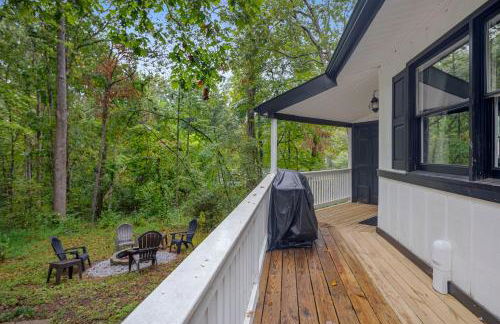 Fun & Funky Asheville Home with Pool Table, Darts - Foto 37