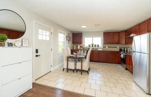 12BCozy 3BR Apartment with Koi Pond in Worcester - Foto 32