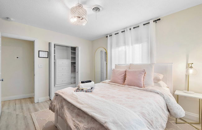 Coastal Retreat Stylish 4 BDR w/ Private Pool! - Foto 3