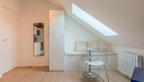 Studio sous les combles côté rue, parking gratuit - Foto 2