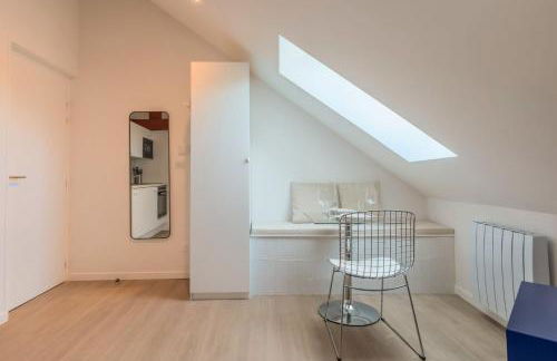 Studio sous les combles côté rue, parking gratuit - Foto 2