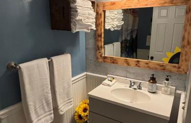 Peaceful & Cozy 3 bedroom Ranch-Home w/Fireplace - Foto 6