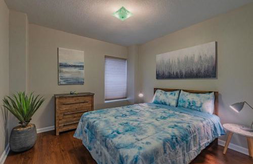 Serene POOL & Firepit in Stunning Home By Airport - Foto 50