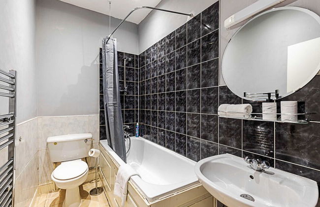 Stylish City Retreat - Photo 19